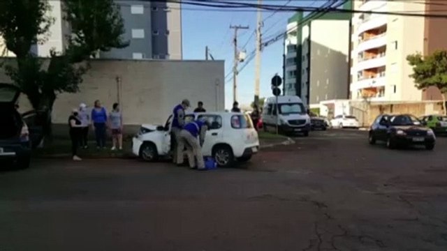Duas pessoas ficam feridas em batida entre carros na região Central