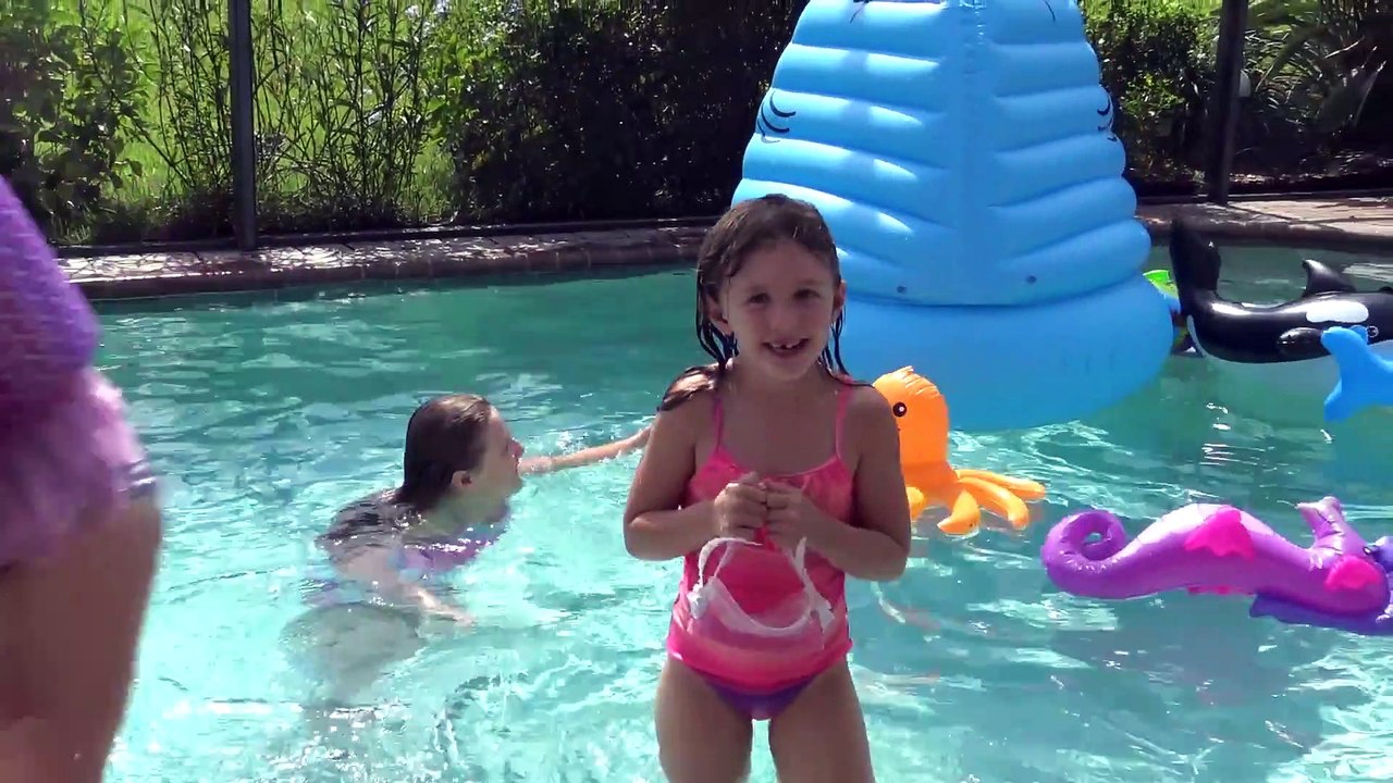 Sophia, Isabella e  Alice  - Diversão na Piscina com gigante tubarão inflável