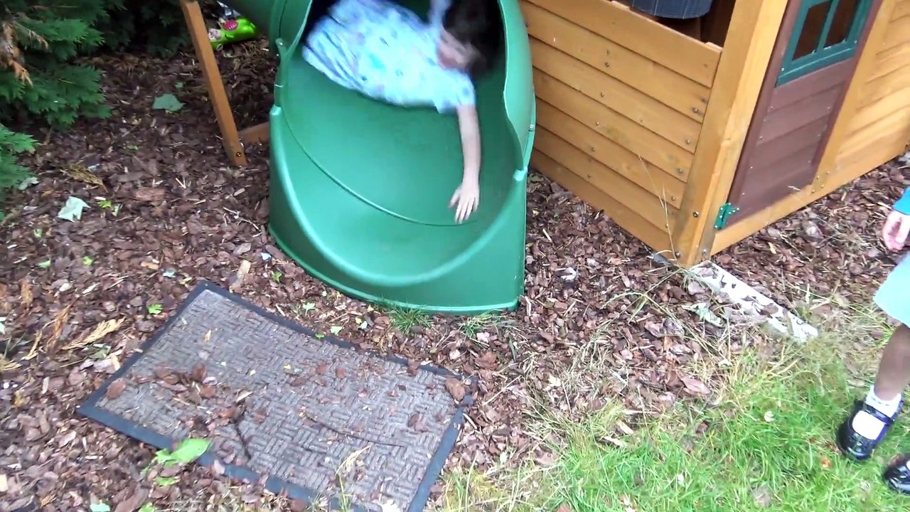 Sophia, Isabella e  Alice  Brincando e se divertindo no Quintal