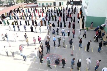 PTT'den okul bahçesinde sosyal mesafeli örnek yardım dağıtımı