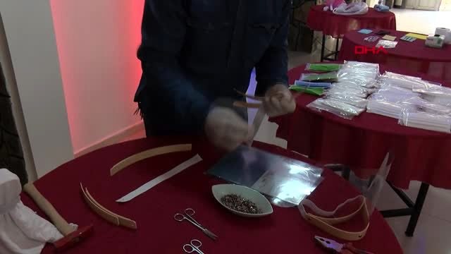 BİNGÖL Koronavirüs nedeniyle kapattığı düğün salonunda bez maske ve siperlik üretiyor