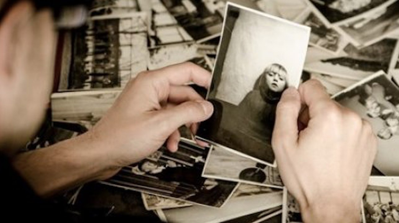 Il tombe sur une photo de sa mère lorsqu'elle était jeune et fait une incroyable découverte