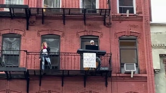 Ces New-Yorkais chantent Empire State of Mind depuis leur balcon pour soutenir les soignants