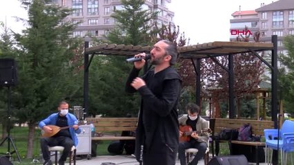 Ankara'da evde kalan site sakinlerine moral konseri