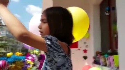 Küçük öğrenciler, aileleriyle evlerin duvar ve balkonlarını süsleyerek 23 Nisan'a hazırlanıyor