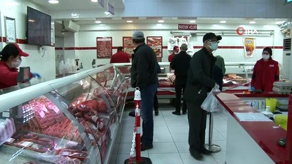 Dört günlük sokak kısıtlaması ve ramazan öncesinde kasaplar önünde uzun kuyruklar oluştu