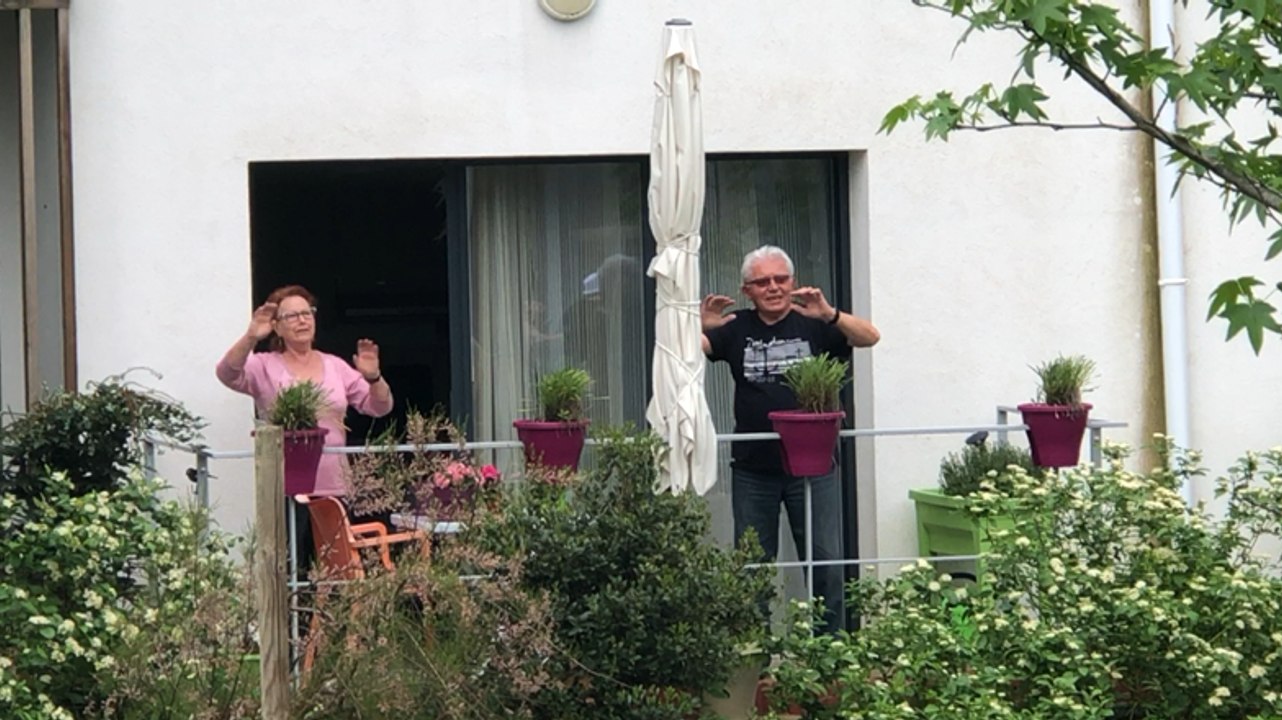 À la résidence senior, tous au balcon, pour danser avec la directrice