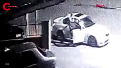 Otomobilin içinde kadına şiddet kamerada