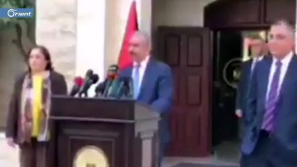 رئيس الحكومة الفلسطينية يطالب الناطق باسمها بأن يسحب يديه من جيوبه في مؤتمر صحفي