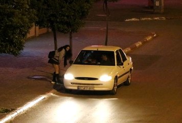 Cadde üzerinde bekleyen kadın, yasağa dakikalar kala fuhuş pazarlığı yaptı