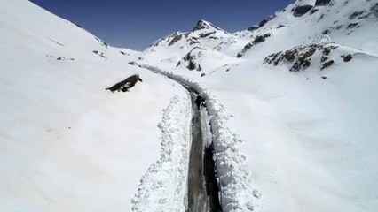 Çığda 42 kişinin hayatını kaybettiği Van-Bahçesaray kara yolu kardan temizlendi