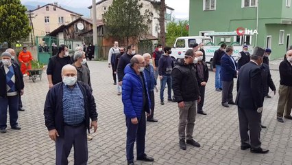 Kore gazisinin cenazesinde cemaat kollarını açarak  ‘Sosyal mesafe’ önlemi aldı