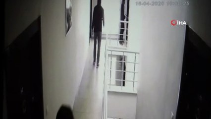 Aynı apartta kaldığı arkadaşını silahla diğer arkadaşlarına gasp ettirdi...O anlar kamerada
