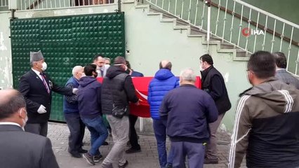 Kore gazisinin cenazesinde cemaat kollarını açarak 'Sosyal mesafe' önlemi aldı