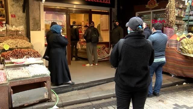 EMİNÖNÜ'NDE SOKAĞA ÇIKMA YASAĞI ÖNCESİ RAMAZAN ALIŞVERİŞİ HAREKETLİLİĞİ