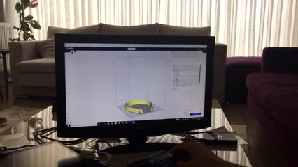 Gönüllü öğretmenden sağlık çalışanlarına siperlik üretimi