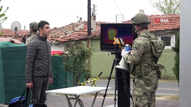 İzinden dönen ve usta birliklerine teslim olan askerler kışlaya böyle alınıyor