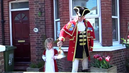 Скачать видео: Hastings Town Crier's Loyal Cry for The Queen's 94th birthday during the UK's lockdown