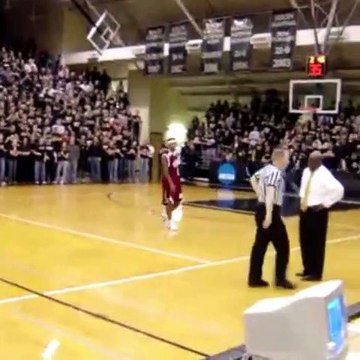 Un joueur de basket-ball a commis une faute et le public pousse des cris à chaque fois qu'il fait un pas