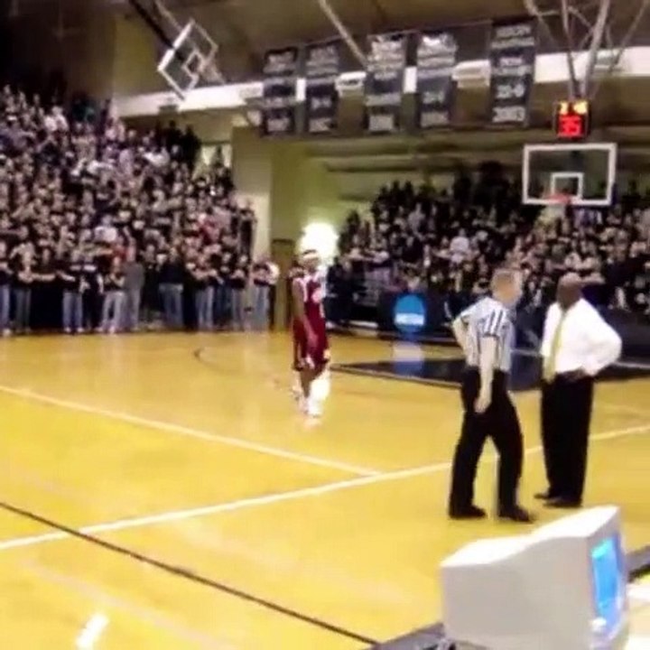 Un joueur de basket-ball a commis une faute et le public pousse des cris à chaque fois qu'il fait un pas
