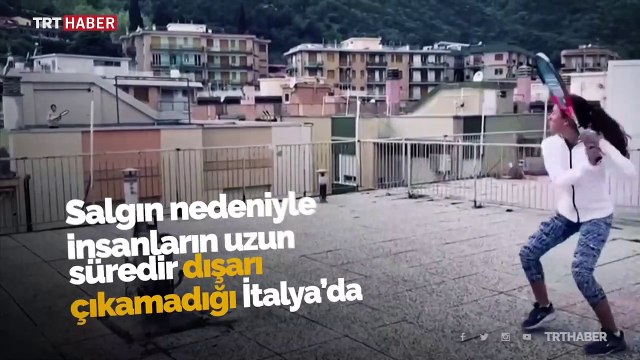 İtalya'da evden çıkamayan komşular terasta tenis maçı yaptı
