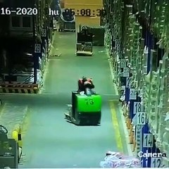 Endormi sur un transpalette dans un entrepôt