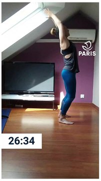 Paris chez vous : 30 minutes de stretching adultes et séniors confirmés avec Christel, éducatrice sportive à la Ville de Paris.