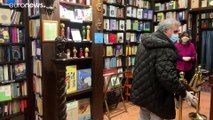 Los libros como vía de escape del confinamiento: Las librerias de Roma vuelven a abrir sus puertas