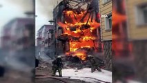 Fatih'te ahşap binada yangın