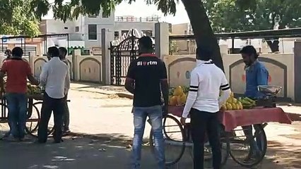 नीमच: फलों पर लॉकडाउन का असर, विक्रेता बेच रहे महंगे फल