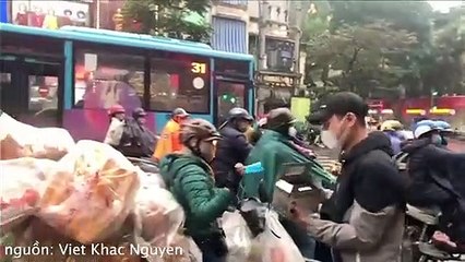 Khắc Việt đôi mưa phát khẩu trang miễn phí ở Huế