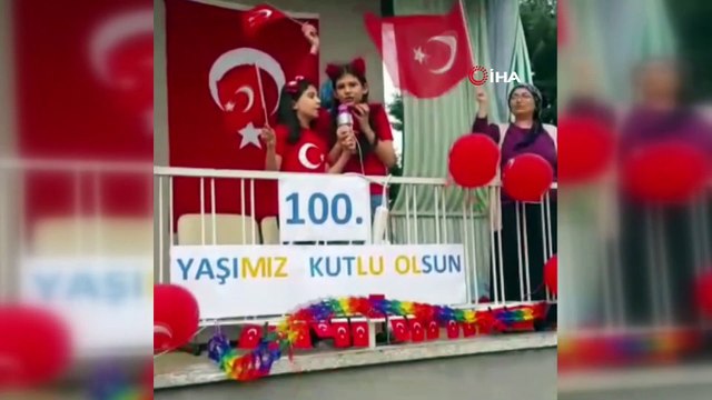 Evde kalan öğrencilere 23 Nisan çekimleri için itfaiye destek verdi