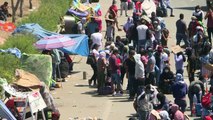 Un centenar de peruanos pobres buscan irse de Lima a sus pueblos