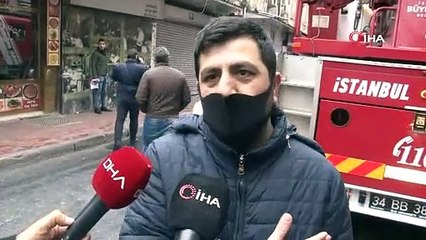 Fatih'te ahşap bir binada yangın çıktı