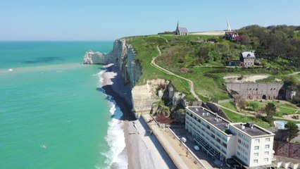 Les images aériennes d'Étretat et Deauville totalement désertes