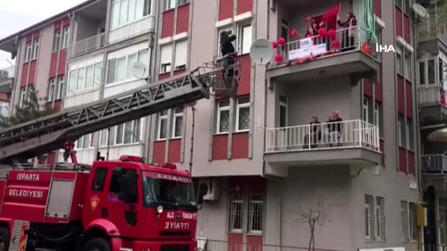 Evde kalan öğrencilere 23 Nisan çekimleri için itfaiye destek verdi