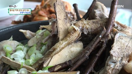 아내는 약초 토종닭 대접, 남편은 솔잎과 씨름 중?!