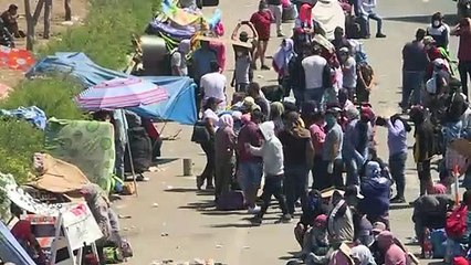 Peruanos pobres tentam voltar a suas cidades