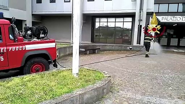 Prato - Vigili del Fuoco sanificano aree pubbliche (21.04.20)
