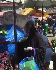 Meilleur masque : la tête dans une bouteille d'eau !