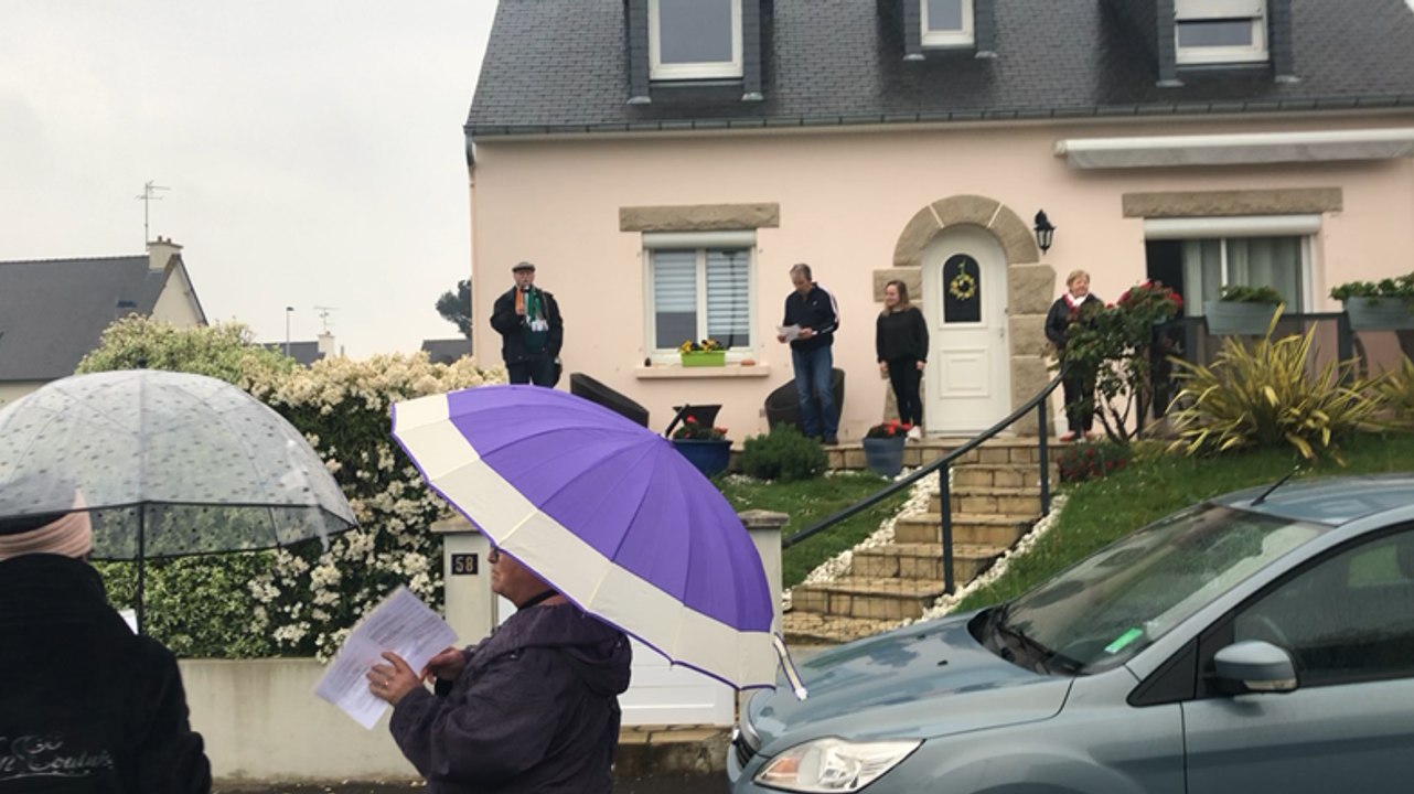 Rue des Pyrénées, des habitants entonnent des chants bretons en soutien au personnel soignant