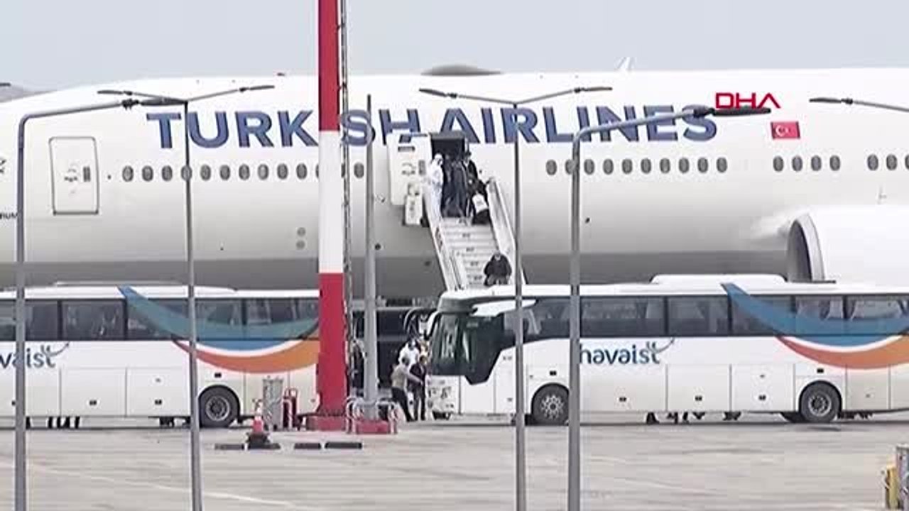 İSTANBUL-YURTDIŞINDAN GETİRİLEN TÜRK VATANDAŞLARI İSTANBUL HAVALİMANI'NA İNDİ