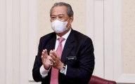 Muhyiddin gives standing ovation to frontliners