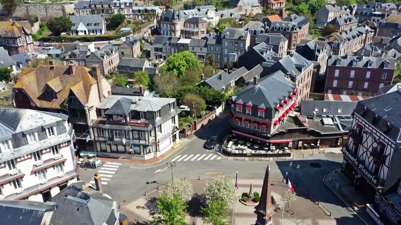 Coronavirus: VUES AERIENNES d'Étretat et de Deauville, désertes