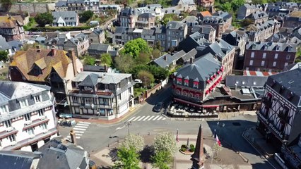 Coronavirus: VUES AERIENNES d'Étretat et de Deauville, désertes