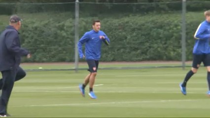 Özil se niega a la rebaja salarial acordada entre Arsenal y el primer equipo