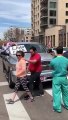 Enfermeiro bloqueia carros e impede protesto que pedia o fim de quarentena nos EUA