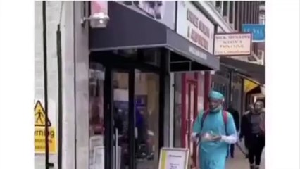 Un homme prend la fuite à un angle de rue, mais pourquoi ?