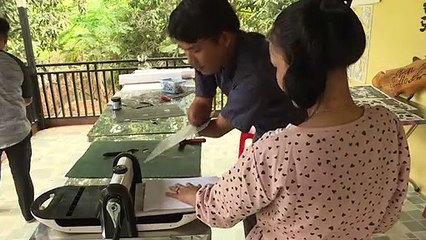 فنان كمبودي مبتور اليدين يتحدى إعاقته ونظرة المجتمع