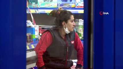 Genç kadına kolayla saldırıp marketi soydu